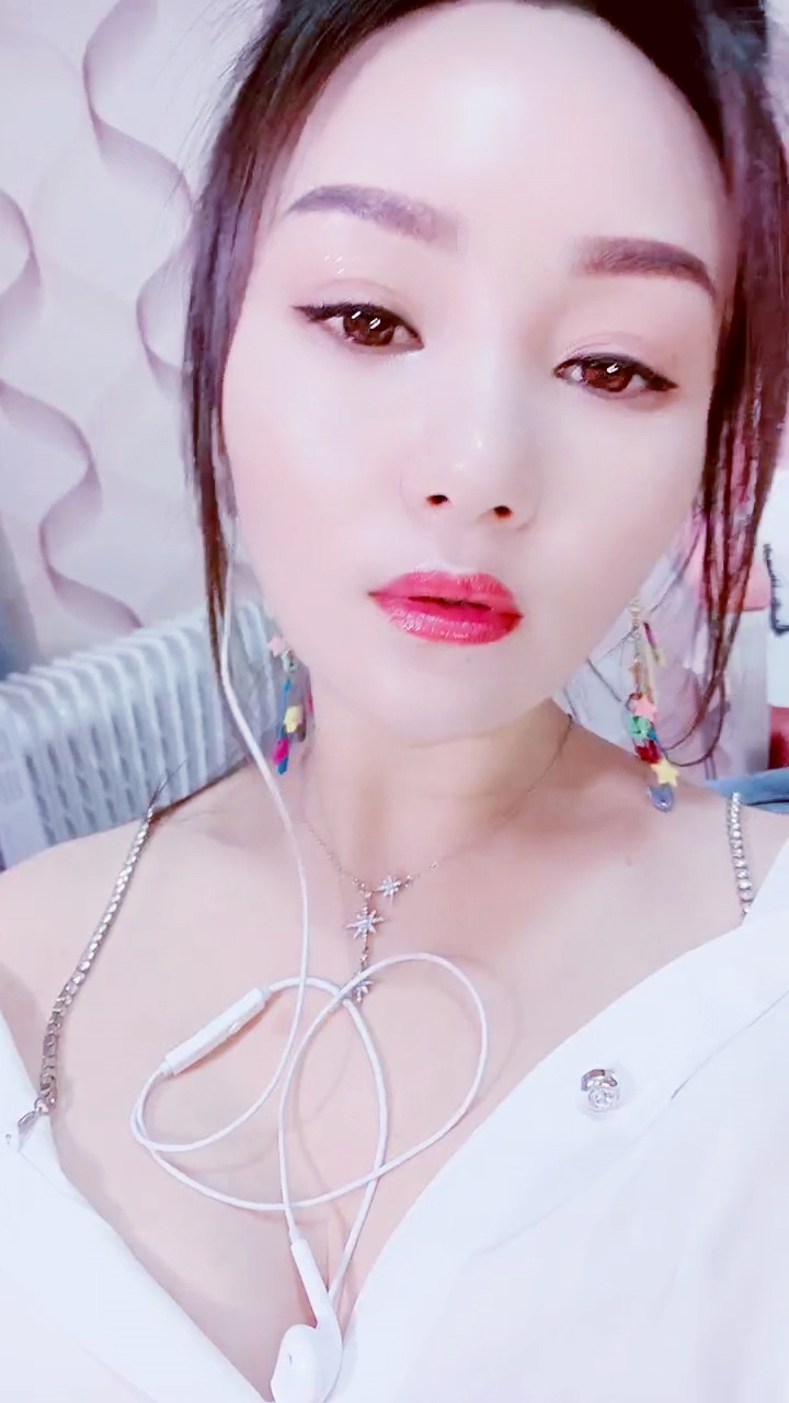 【禁漫直播】白衬衣的白皙御姐范妹子,露脸躺下跳蛋…