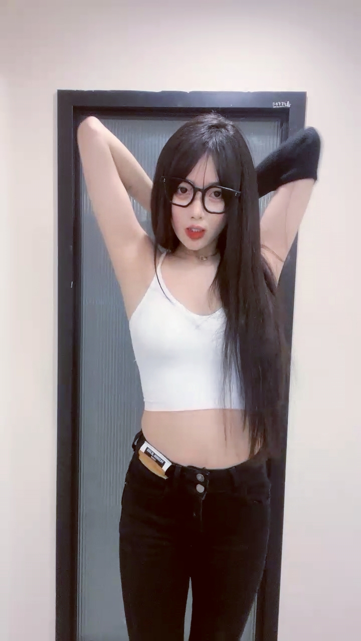 【禁漫直播】白色内衣性感好身材,模特身材女神,长…
