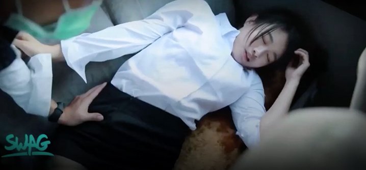 清纯美丽理财专员被出租车司机按倒强行车震 呻吟声…